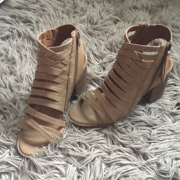 Universal Thread Shoes - ❣️ Heeled Sandals ❣️